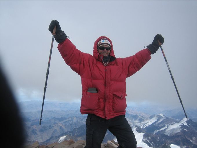 Endelig på toppen, 6.962 moh. Siden Himmalaya er stengt i denne perioden av året, er jeg her den personen som er høyest oppe i hele verden. 