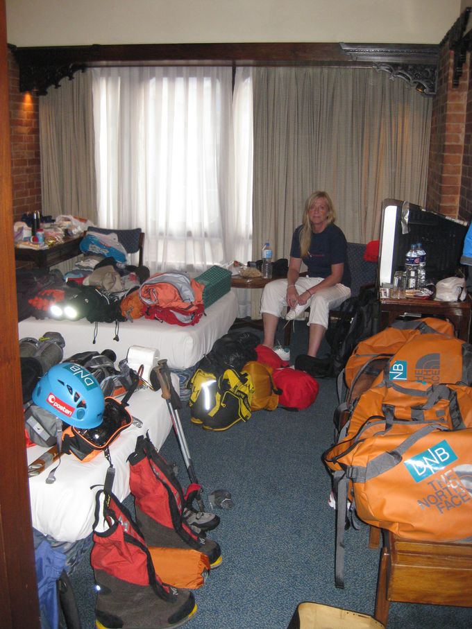 På hotellrommet i Katmandu. Vi måtte repakke alt av utstyr da halvparten skulle rett til basecamp. Resten skulle følge oss inn på trackingen til basecamp.