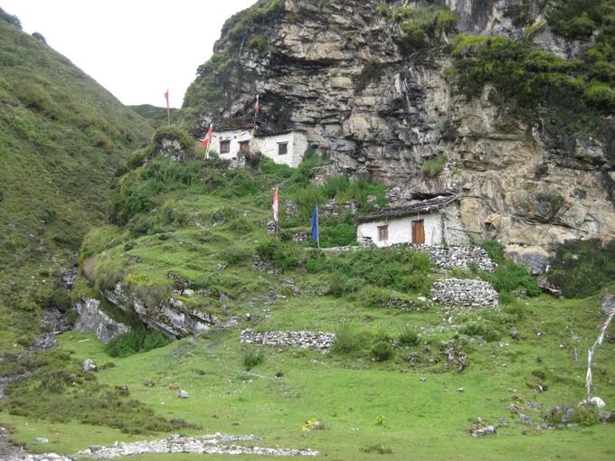 Disse små husene oppe i fjellet brukte munkene til å meditasjon. Her satt de i enten 3 dager, 3 uker, 3 mnd eller 3 år.