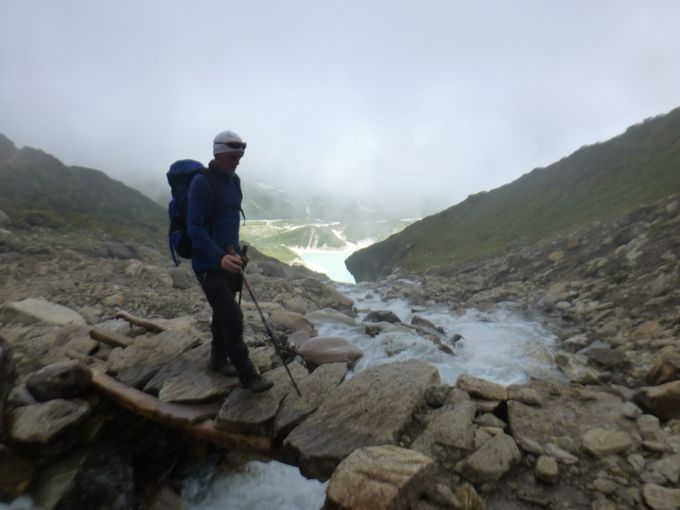 På vei opp fra Samagoan til basecamp. Solide små bruer som skal tåle godt voksne jak okser.