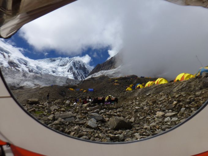 Endelig i basecamp. Kroppen er ikke helt med, men godt å være oppe. Her ser vi fjellet ordentlig for første gang. Majestetisk.