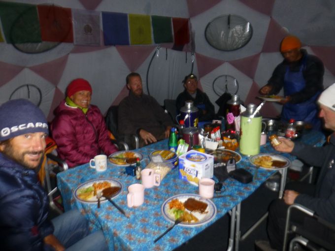 Etter endt sermoni, var det en god middag i fellesteltet. Jak okse ble servert for anledningen.