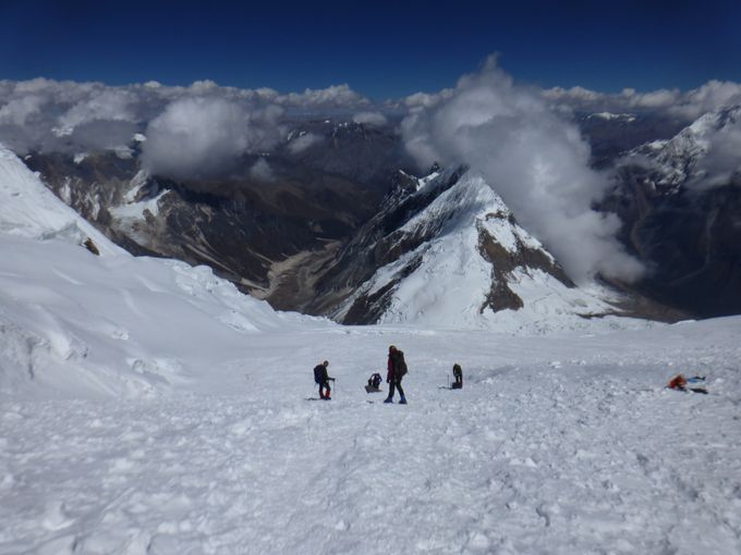 Etter flere dager i basecamp, valgte vi å gå videre. Her er vi mellom camp 2 og 3. Vi står nå oppe på raset. Ikke noen god plass å være. Vi måtte over for å komme videre.