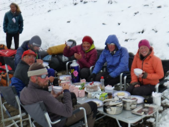 Vel nede i base camp. Snøen hadde ødelagt hovedteltet vårt, så frokosten ble i det fri. Alt var greit etter siste dagers prestasjoner.